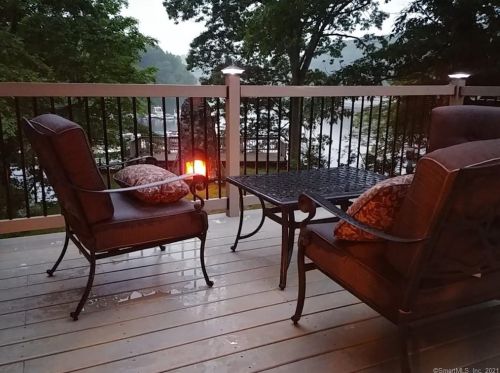 27 Bridge Rd, Upper Stepney CT  06468-2928 exterior