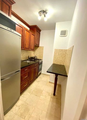 83-05 98th St, Jamaica, NY 11421-1731