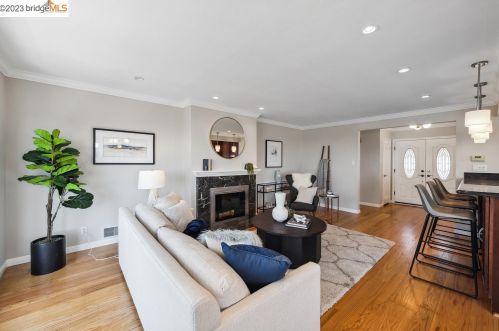 7835 Crest Ave, Oakland, CA 94605-3034