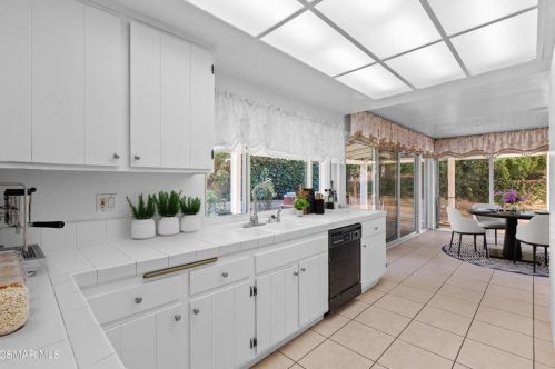 2396 Elmdale Ave, Simi Valley CA 93065-2509 exterior