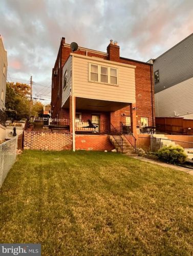 568 Foxhall Pl, Washington, DC 20032-3716