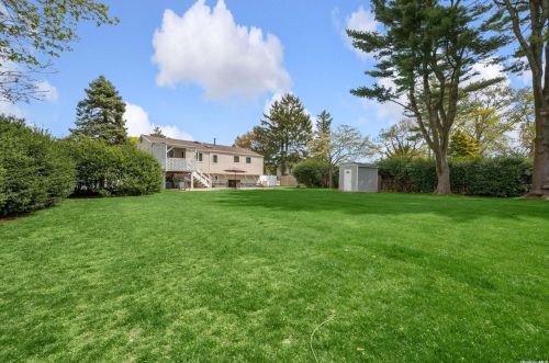 7 Newbrook Ln, Elwood NY  11731-5230 exterior