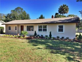 1202 Park Ave, Tavares, FL 32778-2354