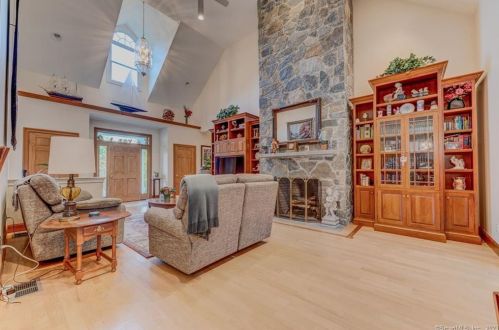 223 Castlewood Dr, Kensington CT  06037-2951 exterior