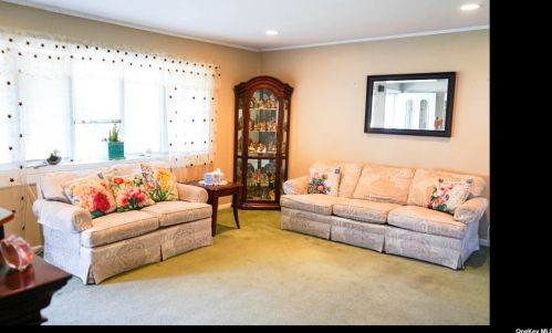 5 Michael Ln, Huntington Station, NY 11746-2810