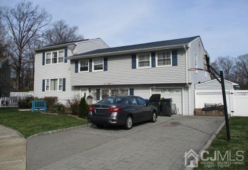 894 Terrace Ave, Woodbridge, NJ 07095-3226