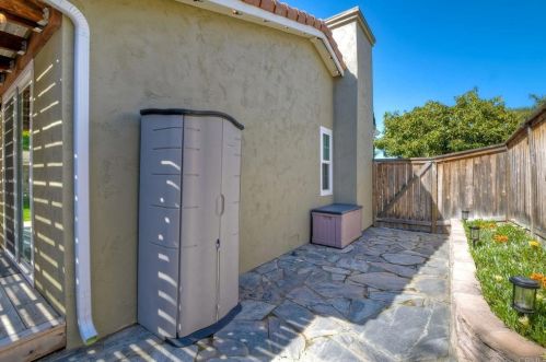 2169 Fiori Dr, Vista CA  92084-7737 exterior