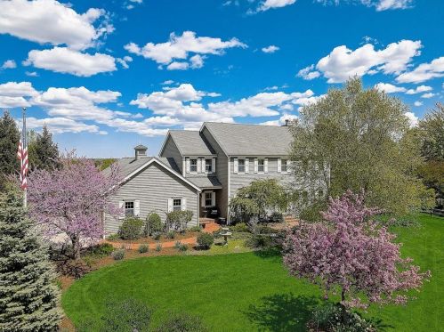 331 River Bluff Cir, Oconomowoc, WI 53066-3480