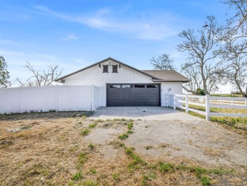 855 Mount Whitney Ave, Laton CA  93242-9724 exterior