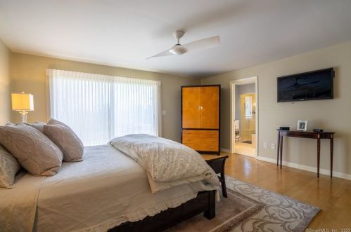 9 Stuart Dr, Bloomfield CT 06002-1524 exterior