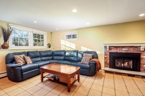 33 Sunset Hill Rd, Brookfield Center CT  06804-3448 exterior