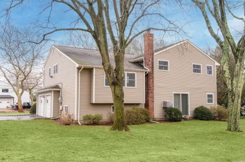 68 Holly Dr, Elwood NY  11731-5226 exterior