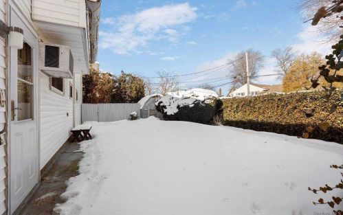 10 Pollok Pl, Hicksville NY 11801-2220 exterior