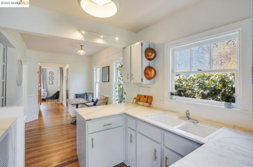 5912 Fremont St, Oakland CA 94608-2217 exterior