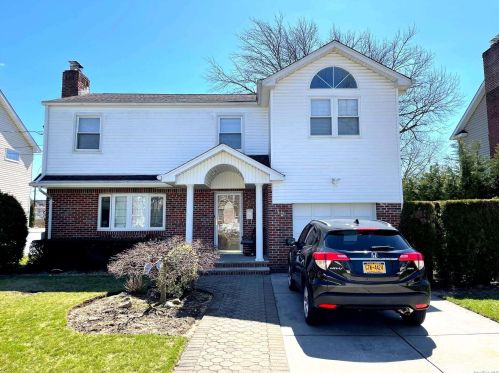 12 Ashland Ave, New Hyde Park, NY 11040-3907