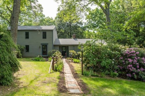 21 Westchester Dr, East Lyme, CT 06333-1028