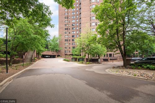 1307 Yale Pl, Minneapolis MN  55403-2107 exterior