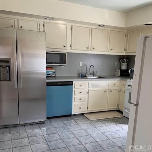 10 Nottingham Dr, East Brunswick, NJ 08816-2806