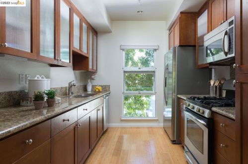 115 Glashaus Loop, Oakland CA 94608-1298 exterior