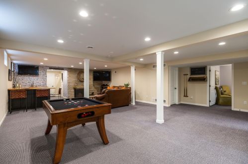 8605 Ravenswood Cir, Milwaukee WI 53226-4657 exterior