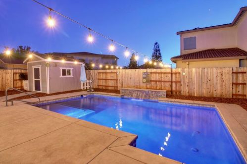 9674 Two Harbors Dr, Elk Grove CA  95624-4491 exterior