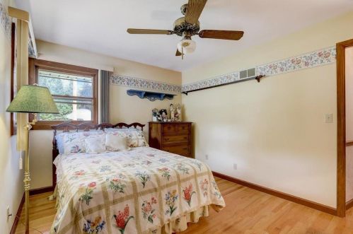 22194 Valley Rd, Waukesha WI  53186-5350 exterior