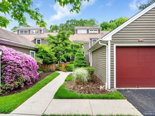 174 Grandview Ln, Mahwah, NJ 07430-3607