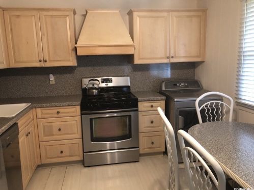 11 Trapper Ln, South Setauket, NY 11720-1340