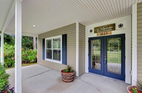 1623 Woodfield Ct, Lutz FL  33558-8485 exterior