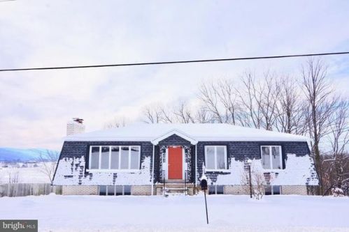 215 Crossroads Rd, Lykens, PA 17048-8807