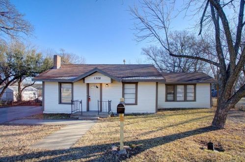 1308 Joslin St, Cleburne TX  76033-5220 exterior