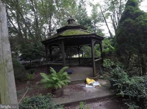 2 Presidential Dr, Berlin Boro NJ  08009-1358 exterior