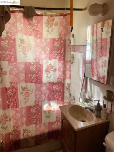 971 76, Oakland CA 94605-2807 exterior