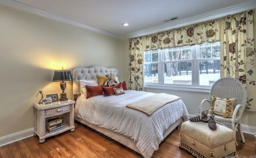 5 Weatherbell Dr, Norwalk CT 06851-1411 exterior