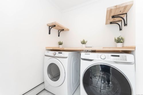 820 County Line Rd, Amityville NY  11701-1752 exterior