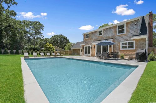 16 Pin Oak Ln, West Hampton Beach, NY 11978-2036