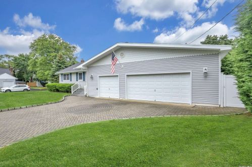 5 Pace Dr, Babylon, NY 11703-5116