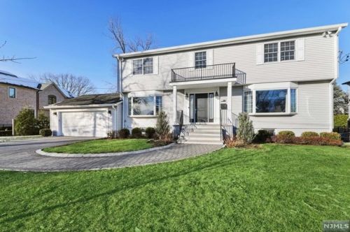 26 Laurie Dr, Englewood, NJ 07632-2222