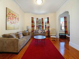11 Hudson Pl, Union City, NJ 07086-7012