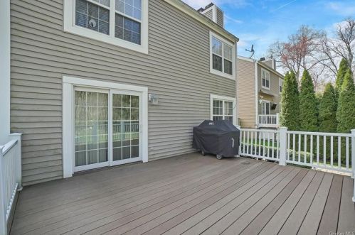 118 Hitching Post Ln, Yorktown Hgts NY  10598-2833 exterior