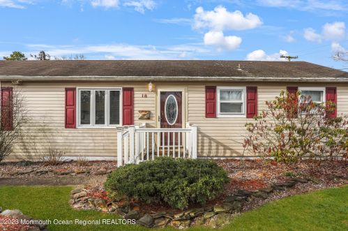 18 Hollywood Dr, Bricktown NJ  08723-3449 exterior