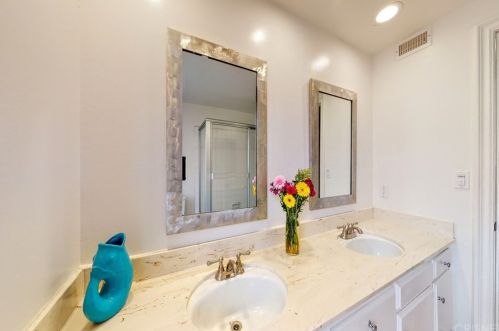 22926 Wrencrest Dr, Calabasas CA  91302-1866 exterior