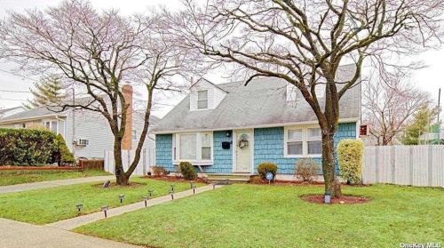 1514 Estelle Ave, Floral Park, NY 11003-2315