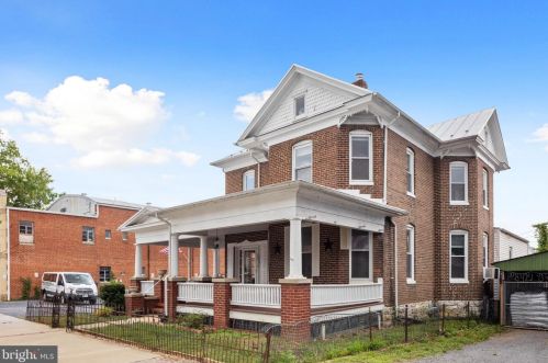 171 King St, Strasburg, VA 22657-2238
