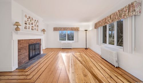 9 White Pine Ln, Northport NY  11768-3453 exterior