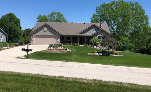 1480 Valley View Dr, Hubertus, WI 53033-9607