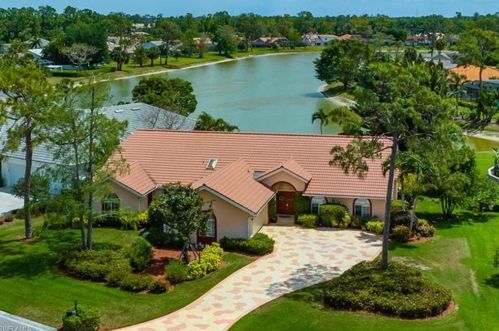 687 Henley Dr, Naples, FL 34104-6532