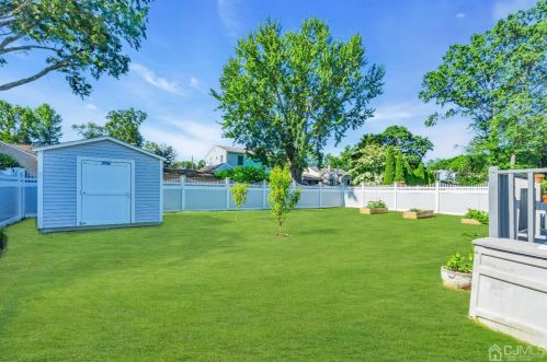 5 Bush Pkwy, East Brunswick NJ  08816-2208 exterior