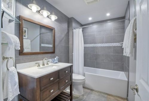 2136 Madiera Dr, Oceanside CA 92056-6331 exterior