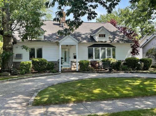 857 Glen Dr, Woodsburgh, NY 11598-2405